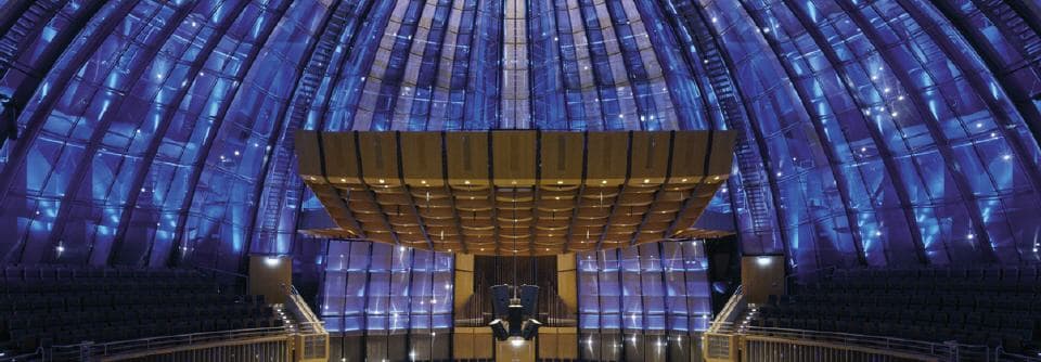 Tonhalle Düsseldorf, blau erleuchteter Kuppelsaal mit Schallreflektor