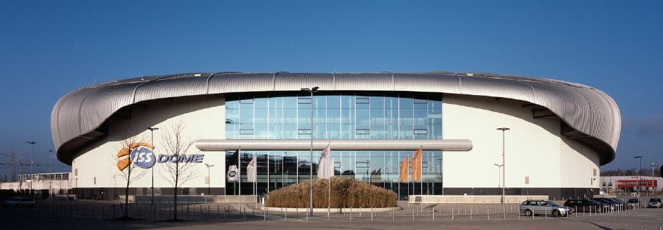 ISS Dome Düsseldorf, silberne Arena mit geschwungenem Dach